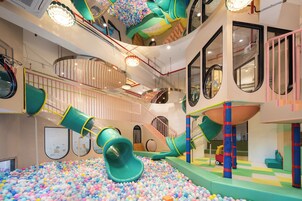 Área de juegos infantiles bajo techo