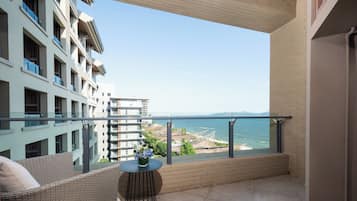 Habitación doble estándar, balcón, vista a la playa | Terraza o patio