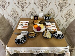 Esmorzar diari de cuina local gratuït