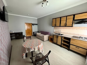 Standard-Zweibettzimmer, Stadtblick | Hochwertige Bettwaren, Schreibtisch, laptopgeeigneter Arbeitsplatz