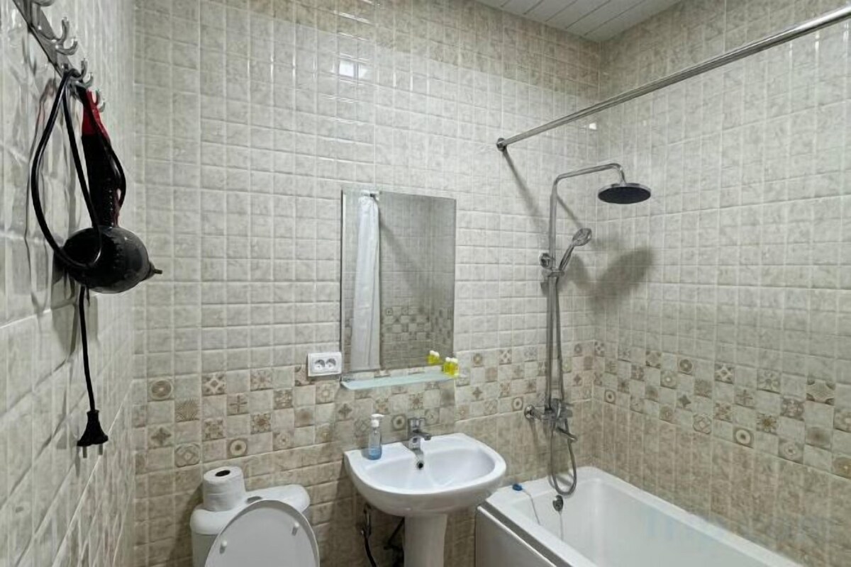Baño | Amenidades de baño gratuitas, secadora de cabello, pantuflas 