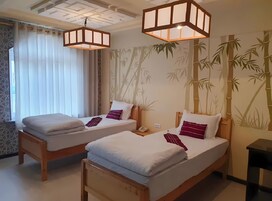 标准双床房, 城市景观 | 高档床上用品、办公桌、笔记本电脑工作区、隔音