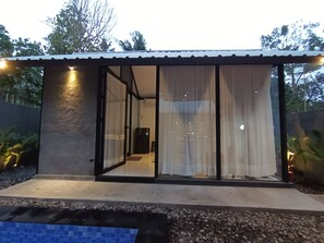 Villa, 1 slaapkamer, privézwembad, uitzicht op zwembad | Een gratis minibar, gratis wifi, beddengoed