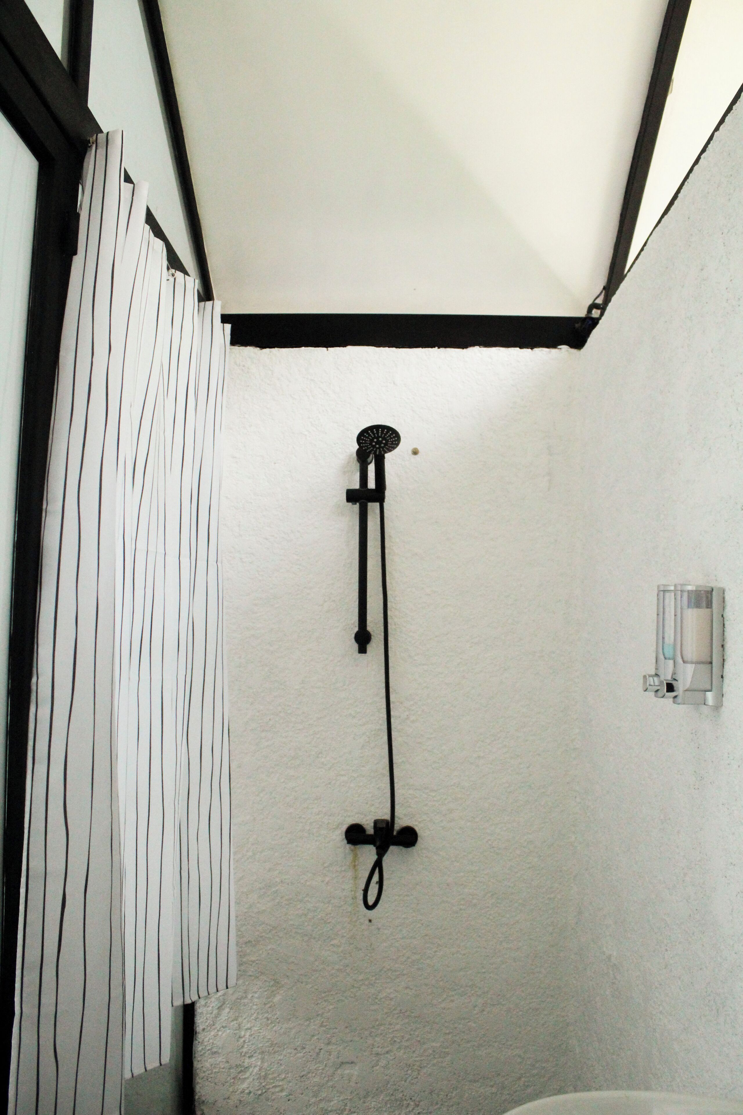 Villa, 2 habitaciones, piscina privada, vistas a la piscina | Baño | Ducha, zapatillas, toallas y jabón