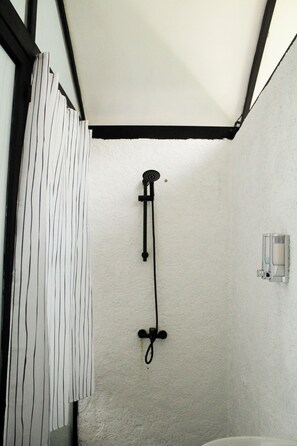 Villa, 2 slaapkamers, privézwembad, uitzicht op zwembad | Badkamer | Een douche, pantoffels, handdoeken, zeep