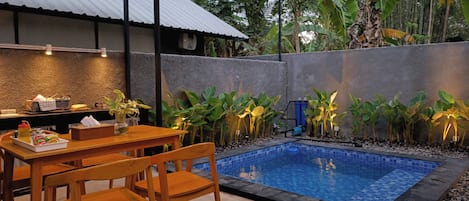 Villa, 1 habitación, alberca privada, vista a la alberca | Artículos del minibar gratis, wifi gratis y ropa de cama