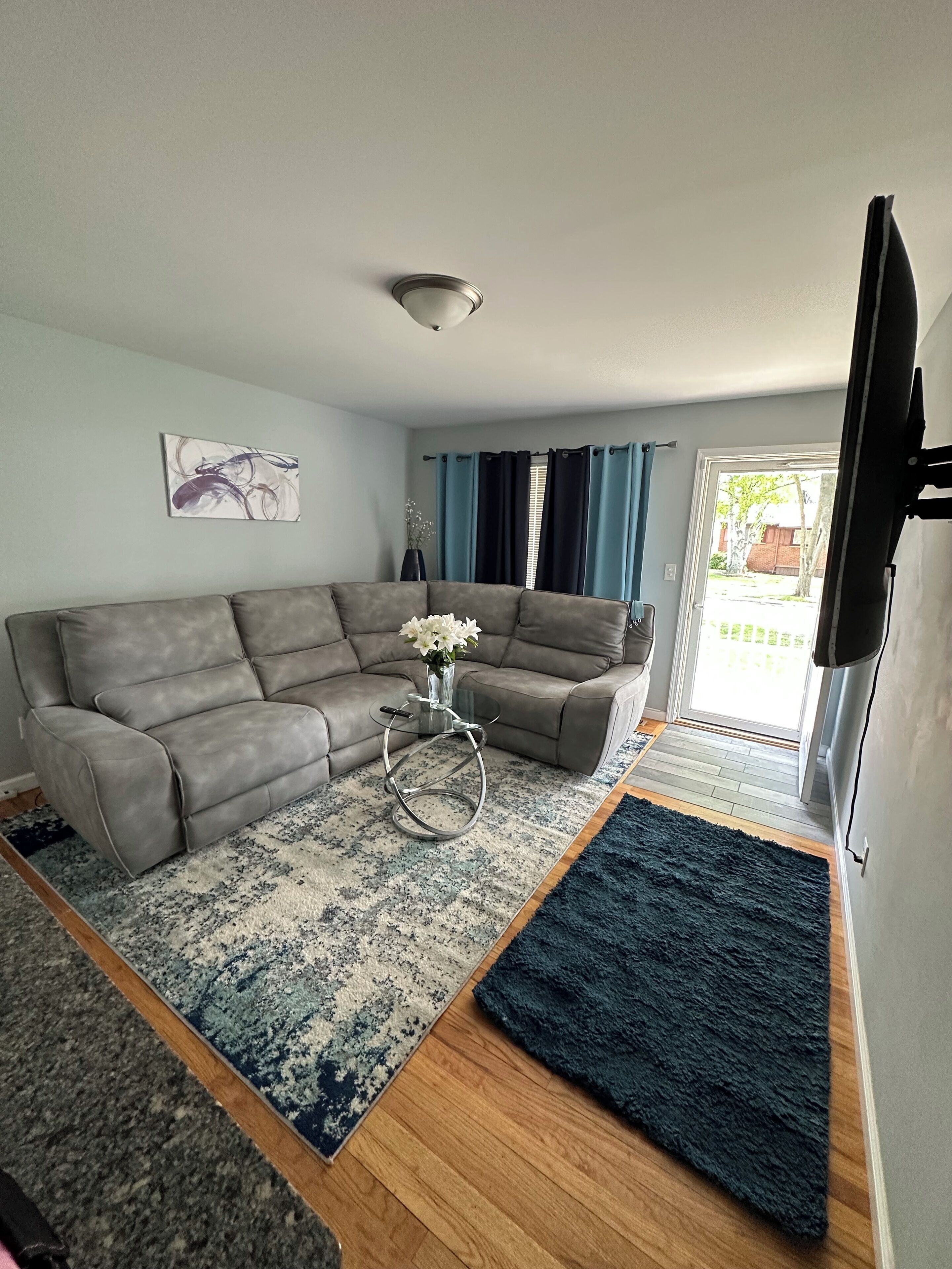 Charming 3-bedroom house in lovely Dearborn Heights with AC, WiFi, utilities