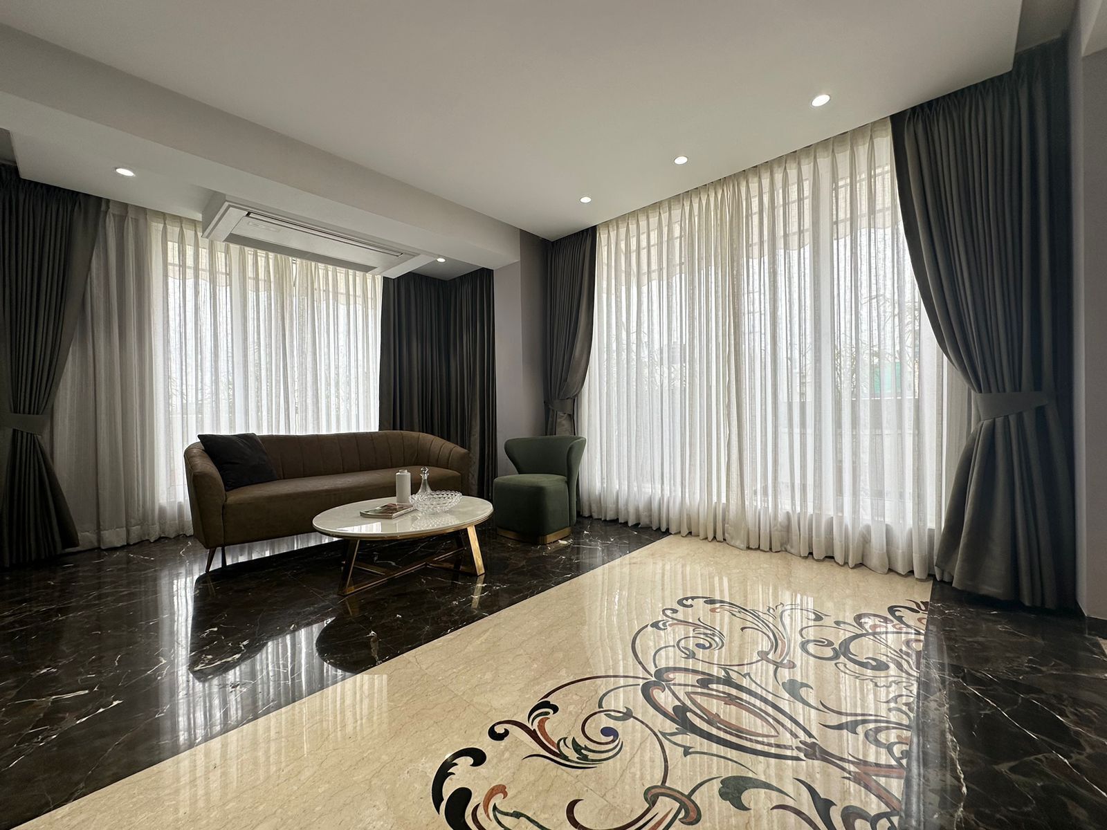 Desk, soundproofing, free WiFi