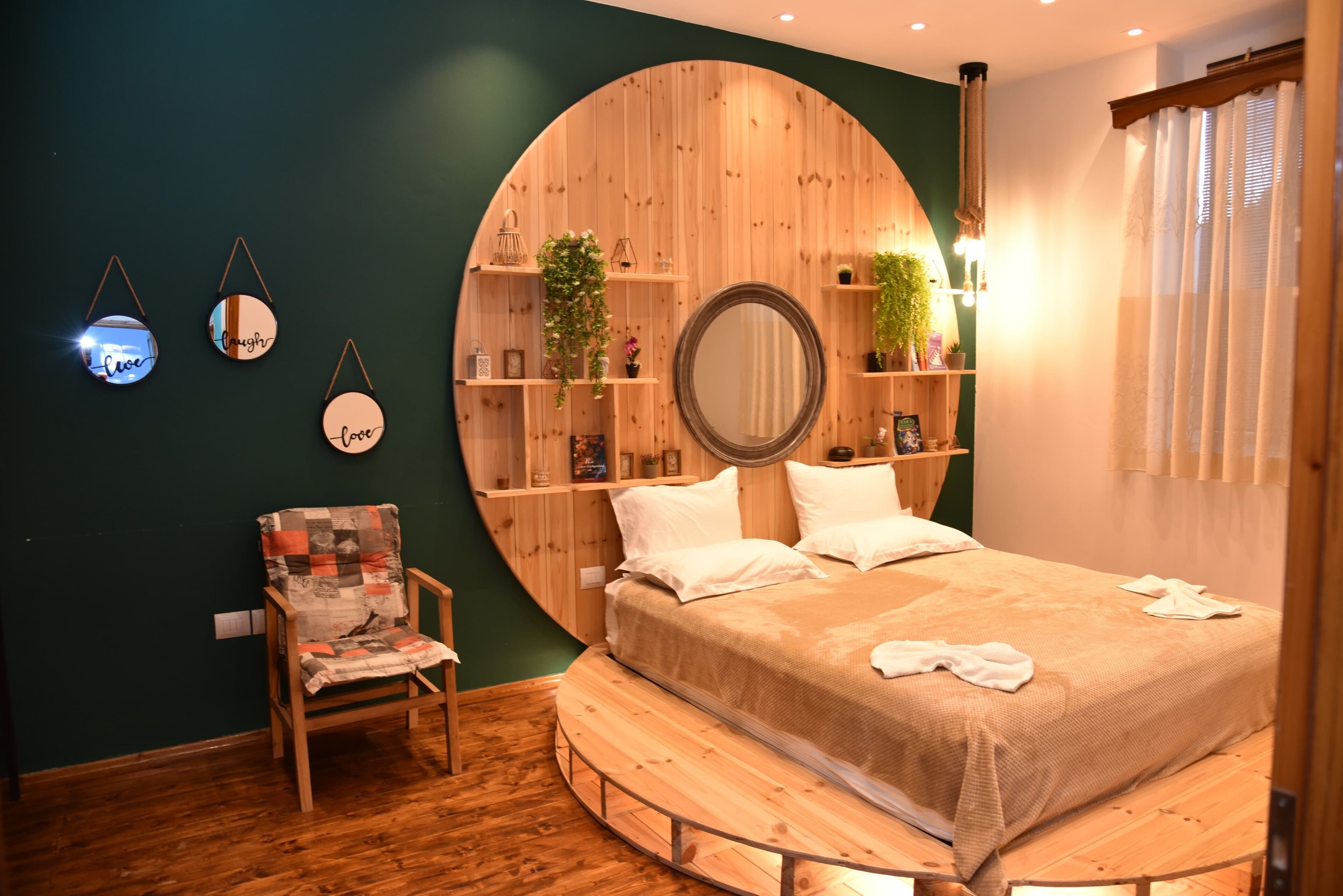 2 soveværelser, skrivebord, lydisolering, strygejern/strygebræt