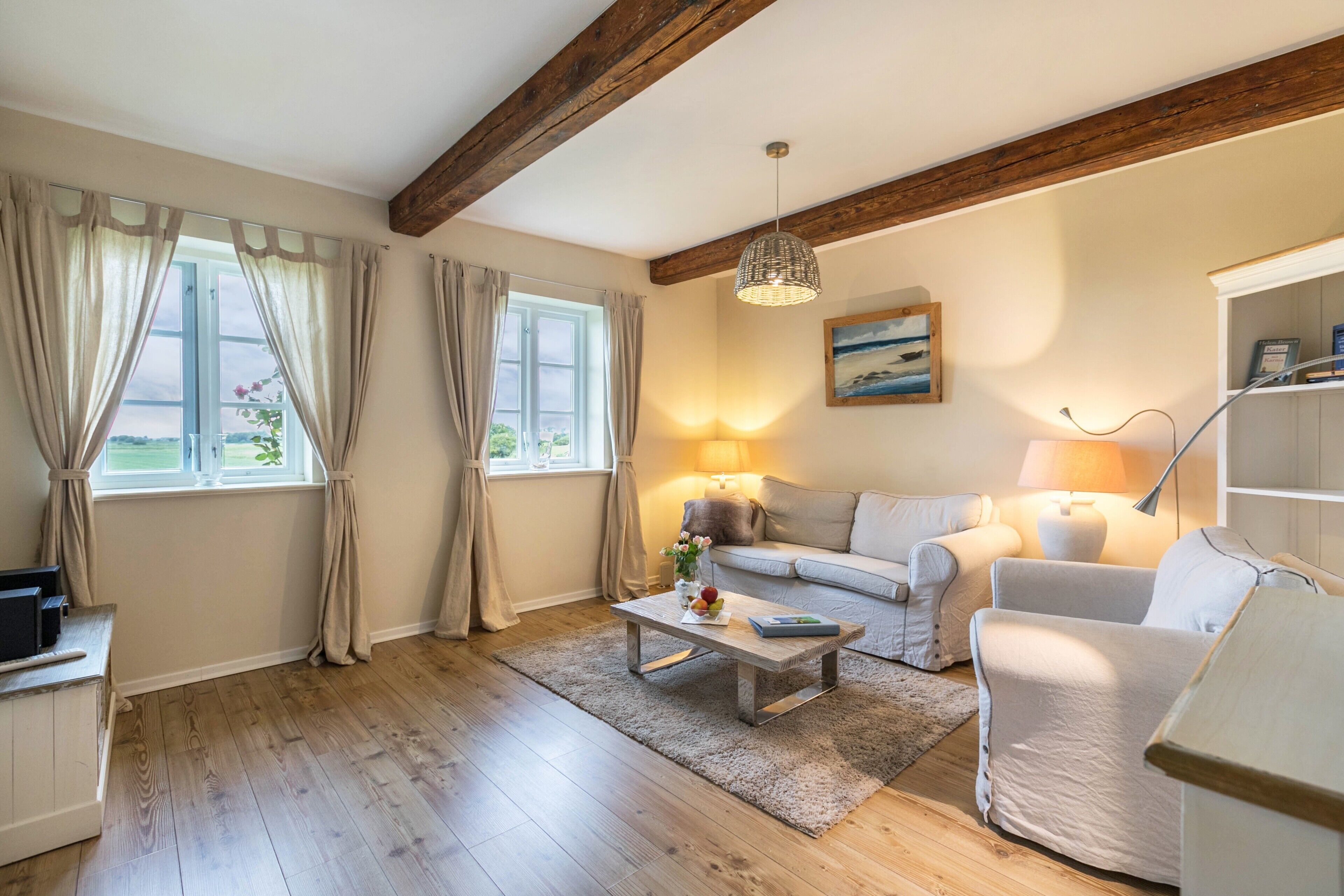 Fernseher, Tischtennisplatte, Stereoanlage