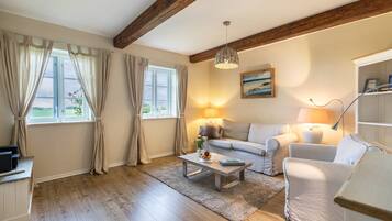 Fernseher, Tischtennisplatte, Stereoanlage