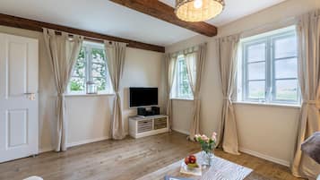 Fernseher, Tischtennisplatte, Stereoanlage