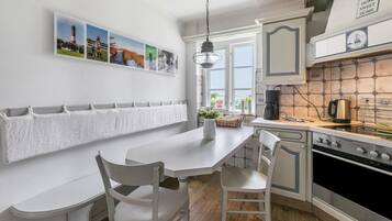 Fridge, oven, stovetop, dishwasher