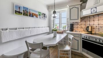 Jääkaappi, uuni, liesi, astianpesukone