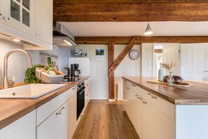 Jääkaappi, uuni, liesi, astianpesukone