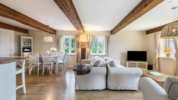 Fernseher, Tischtennisplatte, Stereoanlage