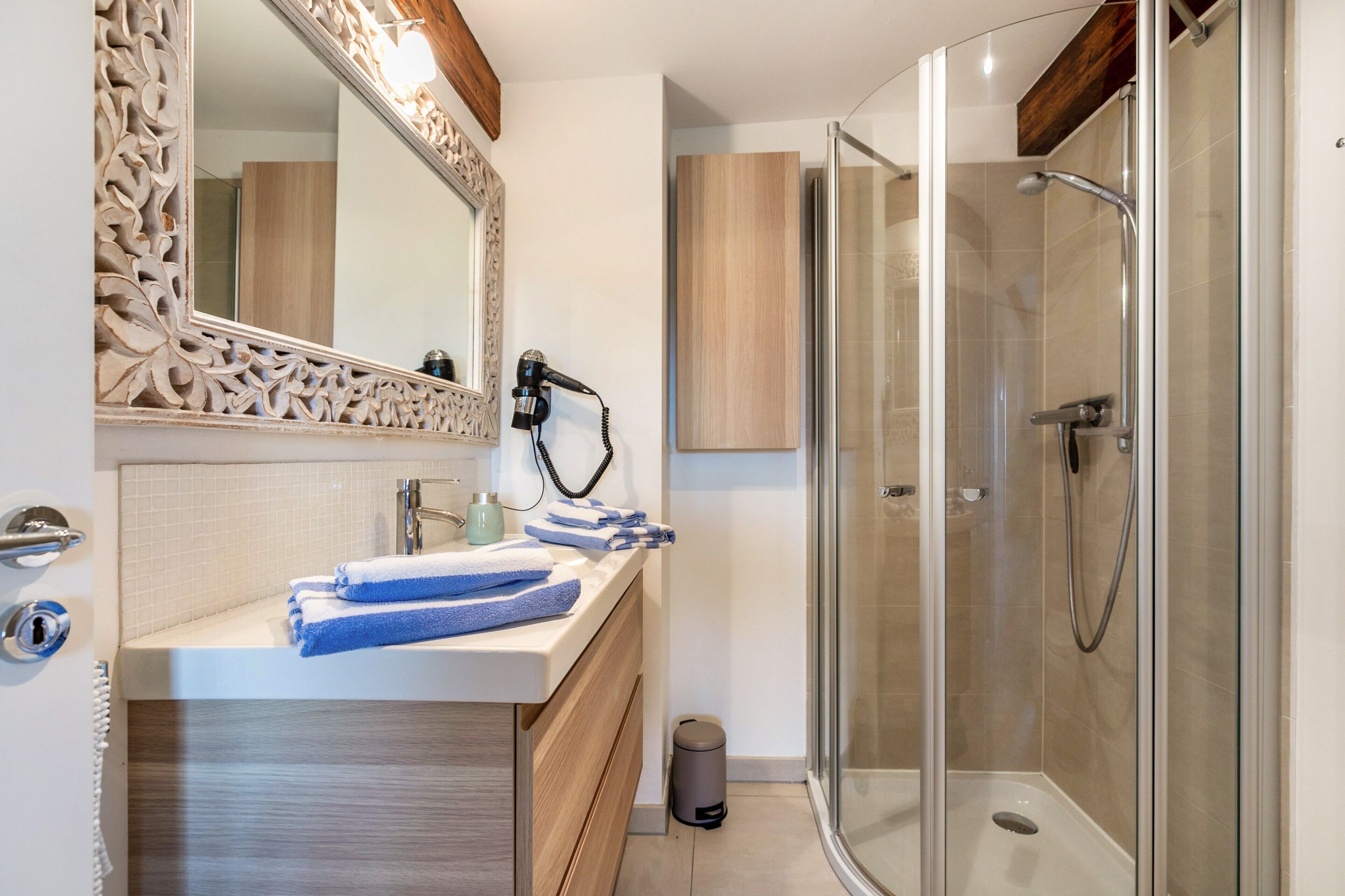 Shower, hair dryer, towels
