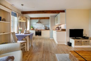 Interior - Studio Apartment 'Der Silberhof Von 1856 - Heine' with Terrace, Shared Garden and Wi-Fi (Pellworm)