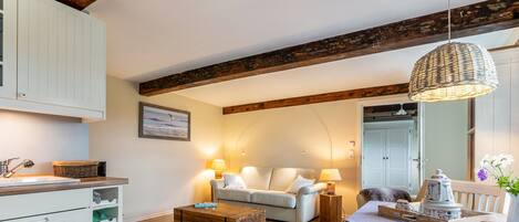 Televisio, pöytätennispöytä, stereot