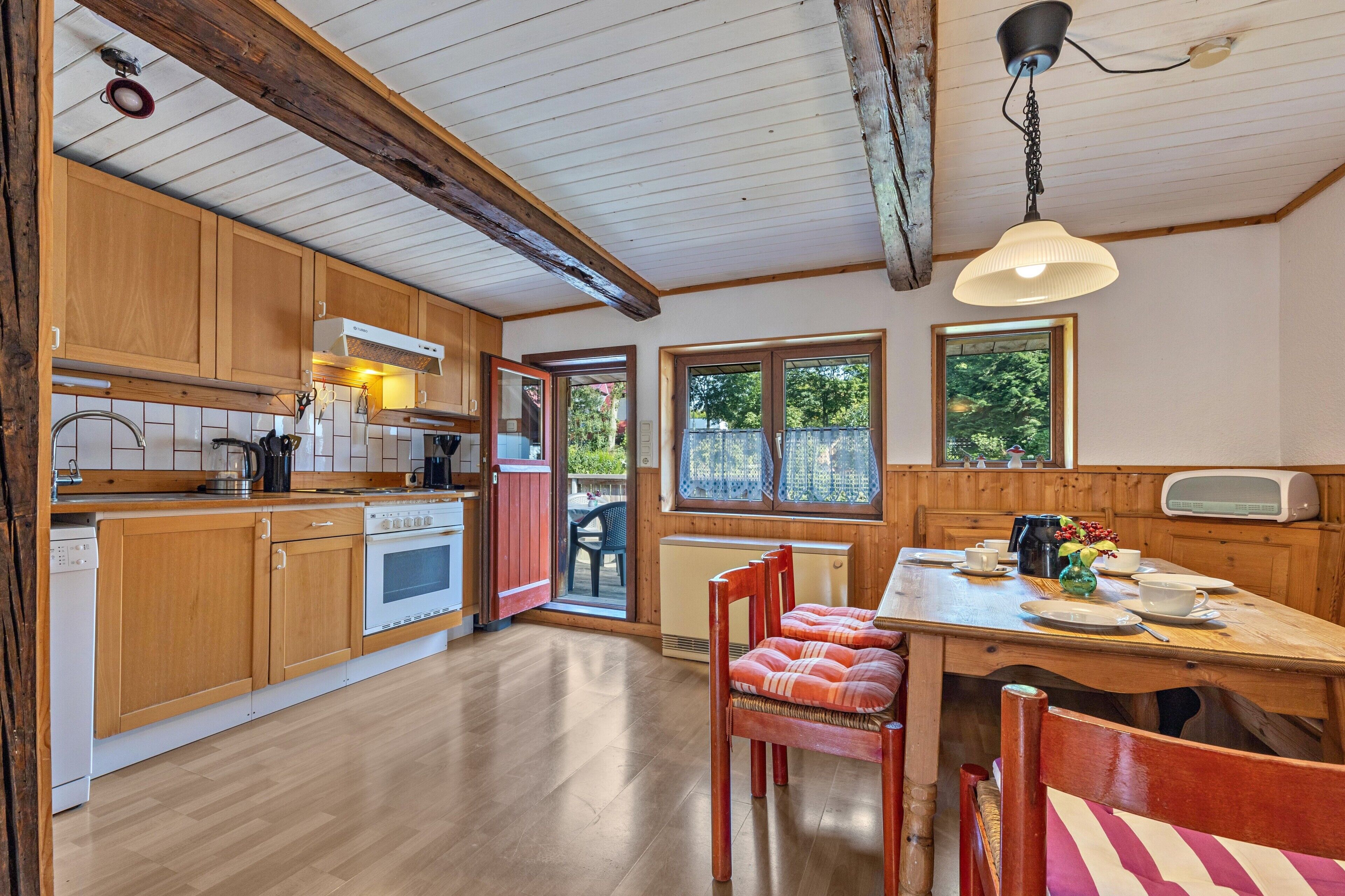 Kylskåp, mikrovågsugn, ugn och spishäll