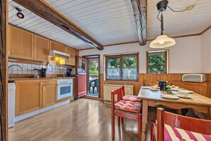 Fridge, microwave, oven, stovetop - Apartment 'Ferienwohnung Spormann' with Balcony and Wi-Fi (Braunlage)