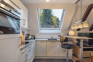 Kühlschrank, Mikrowelle, Ofen, Herdplatte