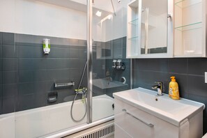 Shower, hair dryer, towels - Holiday Apartment 'Zwergenbau' with Shared Garden, Balcony and Wi-Fi (Badenweiler)