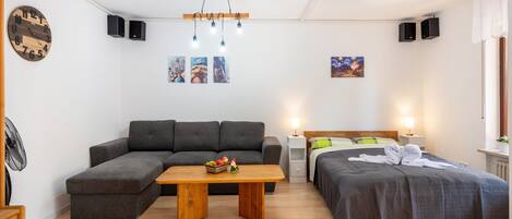 1 habitación, tabla de planchar con plancha, wifi gratis y ropa de cama
