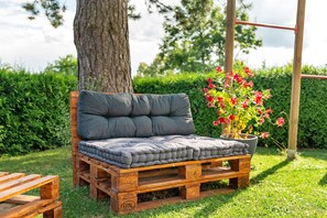 Property grounds - Apartment 'Ferienwohnung Carolin' with Private Terrace, Shared Garden and Wi-Fi (Dornstetten)