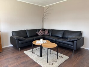 TV, ping pong - Apartment 'Ferienwohnung Carolin' with Private Terrace, Shared Garden and Wi-Fi (Dornstetten)