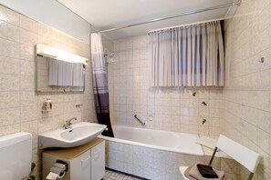 Shower, free toiletries, hair dryer, towels - Apartment 'Ferienwohnung Carolin' with Private Terrace, Shared Garden and Wi-Fi (Dornstetten)