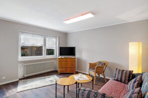 TV, ping pong - Apartment 'Ferienwohnung Carolin' with Private Terrace, Shared Garden and Wi-Fi (Dornstetten)