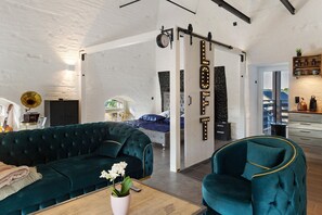 TV, fireplace - Business Loft with Parking – Close to Industry, Magdeburg (Haldensleben)