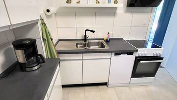 Kühlschrank, Mikrowelle, Ofen, Herdplatte