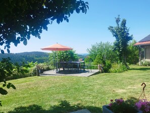 Outdoor dining - ‘Grabmeier - Nummer 1’ holiday flat with mountain views, private terrace and Wi-Fi (Grainet)