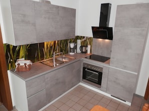Kühlschrank, Mikrowelle, Ofen, Herdplatte
