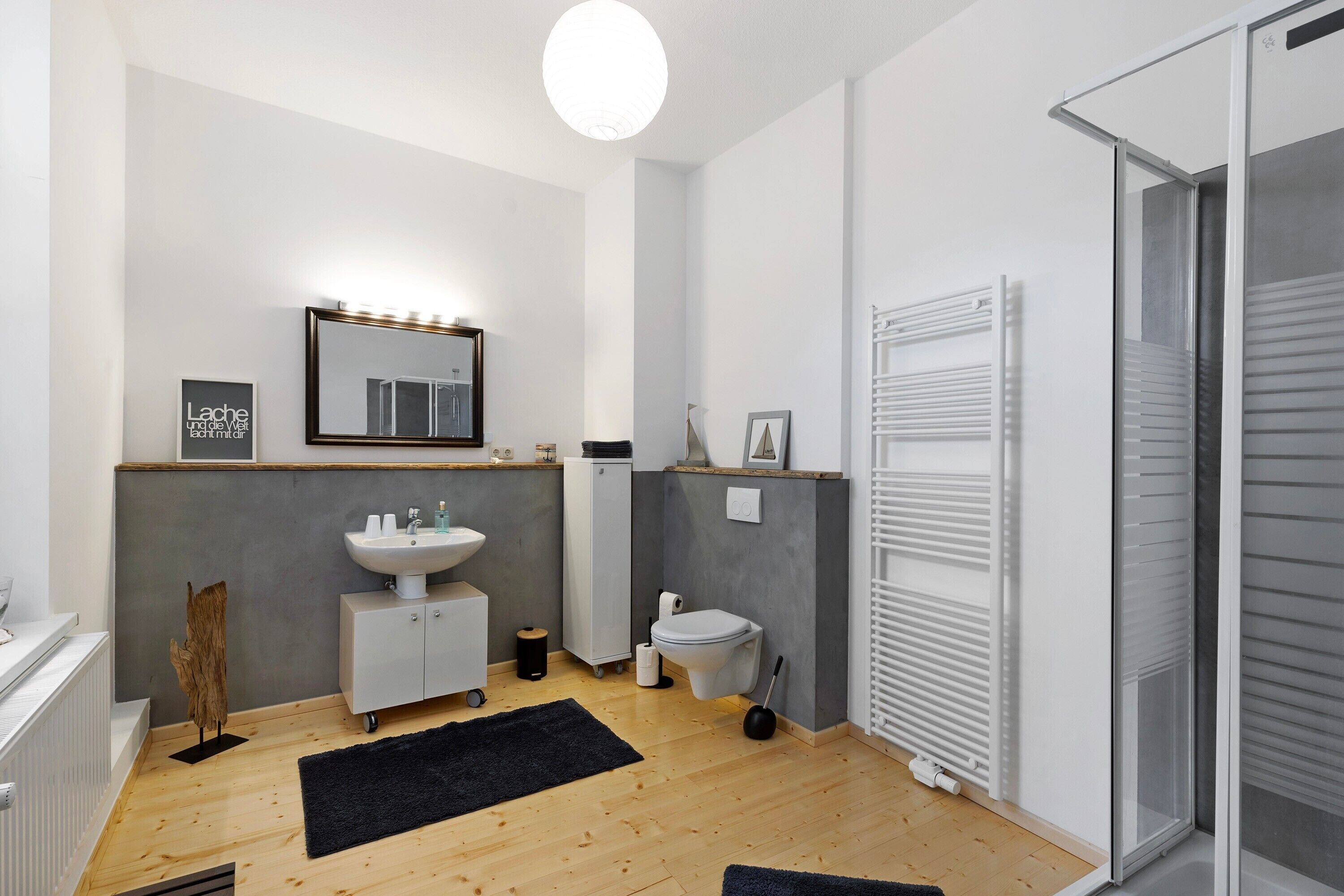 Douche, sèche-cheveux, serviettes fournies