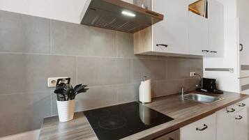 Frigorifero, piano cottura, lavastoviglie, macchina per tè/caffè