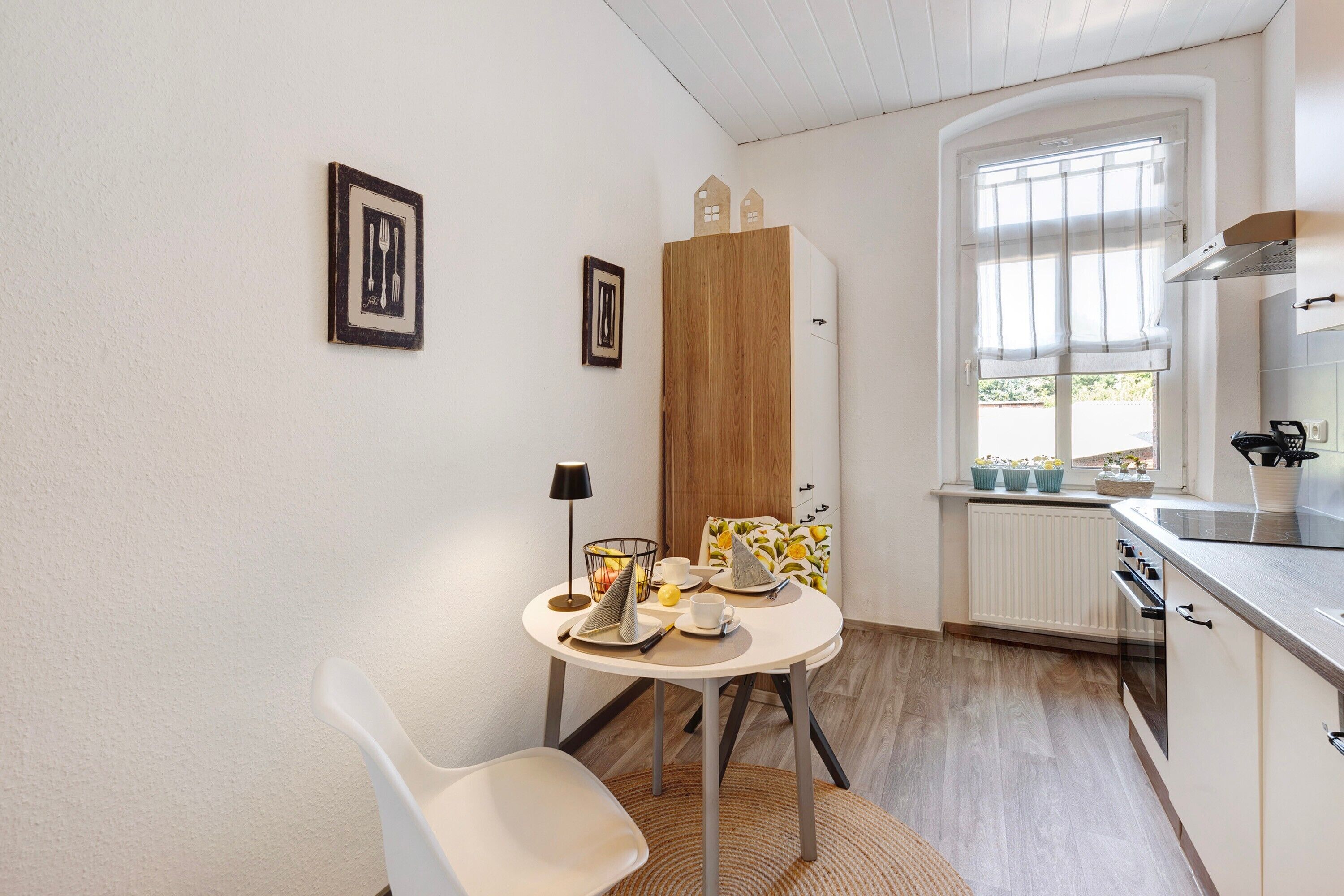 Frigorifero, piano cottura, lavastoviglie, macchina per tè/caffè