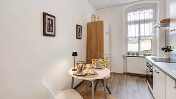 Frigorifero, piano cottura, lavastoviglie, macchina per tè/caffè