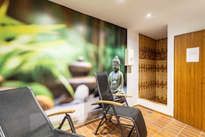 Una habitación con una estatua de Buda, un panel de pared de madera y suelo de baldosas.