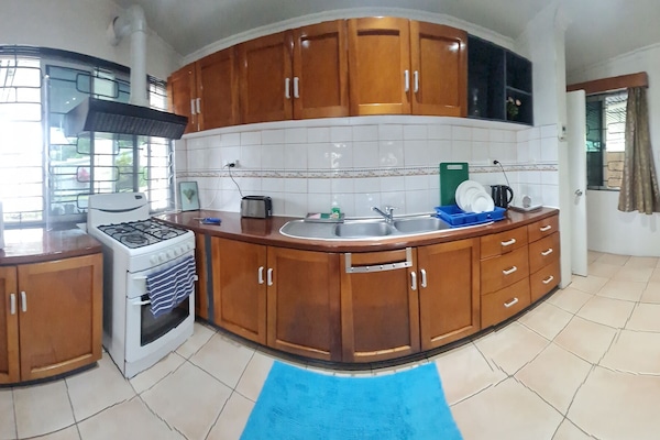 Deluxe appartement, 3 slaapkamers, toegang tot zwembad, op Executive verdieping | Privékeuken | Een waterkoker, schoonmaakproducten