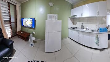 Deluxe-Studiosuite, 1 Doppelbett, Balkon, Blick auf den Innenhof | 2 Schlafzimmer, individuell dekoriert, individuell eingerichtet
