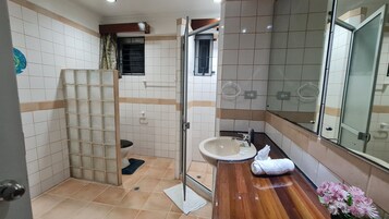Familjelägenhet - 3 sovrum - tillgång till pool - bottenvåning | Badrum | Dusch, gratis toalettartiklar, hårtork och bidé
