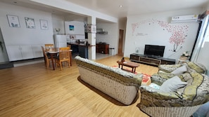 Appartement Familial, 3 chambres, accès piscine, rez-de-chaussée | Coin séjour | Télévision à écran plat de 40 pouces avec chaînes par câble