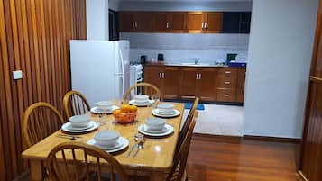 Appartement « Premier » | Cuisine privée | Bouilloire électrique, nécessaire de nettoyage