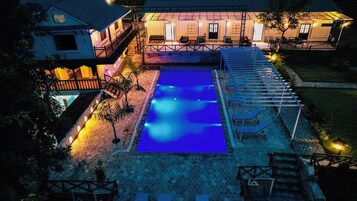 Una piscina al aire libre