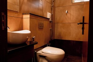 Shower, towels, soap, shampoo - Dreamotel Luxury Suites and Rooms (Palakkad)