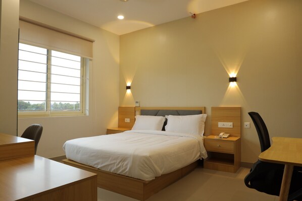 Desk, blackout drapes, iron/ironing board, free WiFi - Dreamotel Luxury Suites and Rooms (Palakkad)