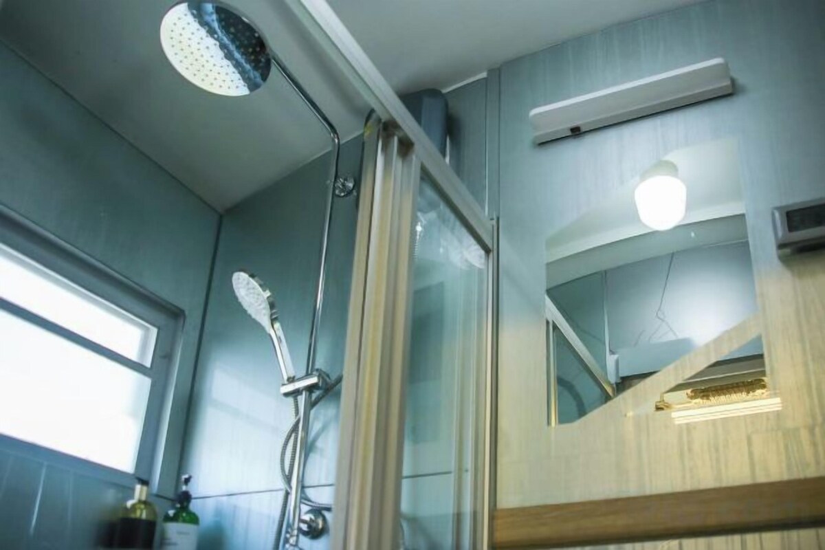 Bathroom | Free toiletries, towels, soap, shampoo
